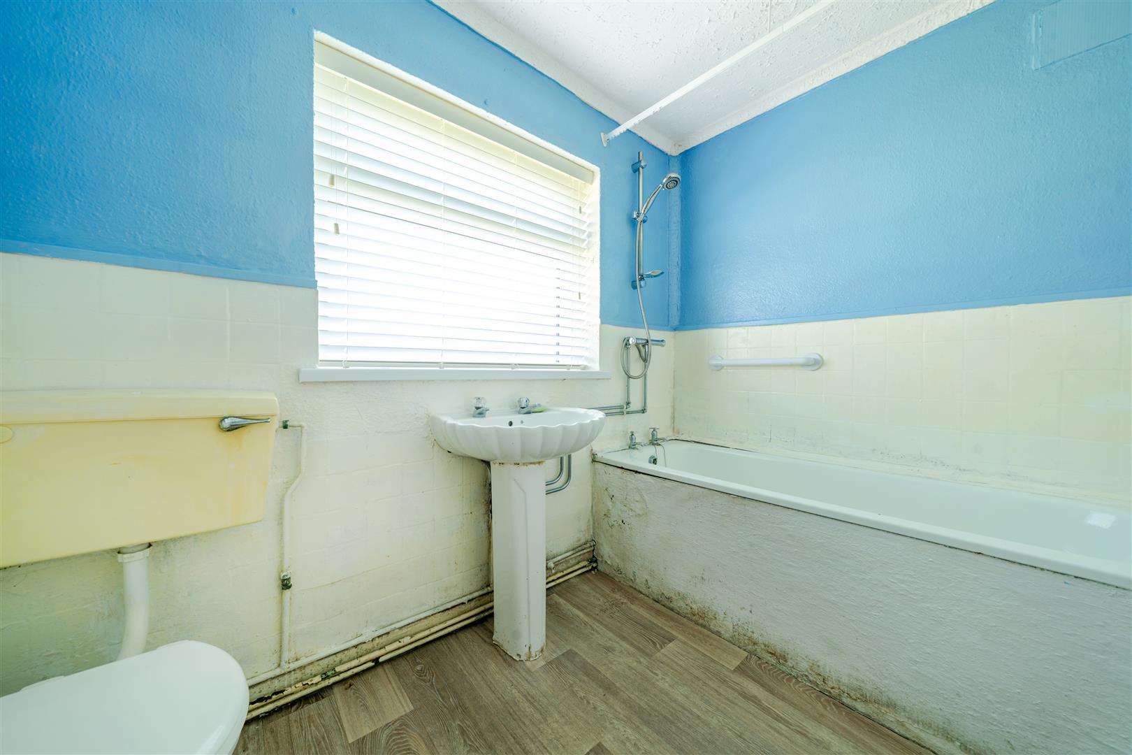 Middle Road, Gendros, Swansea, SA5 8ES